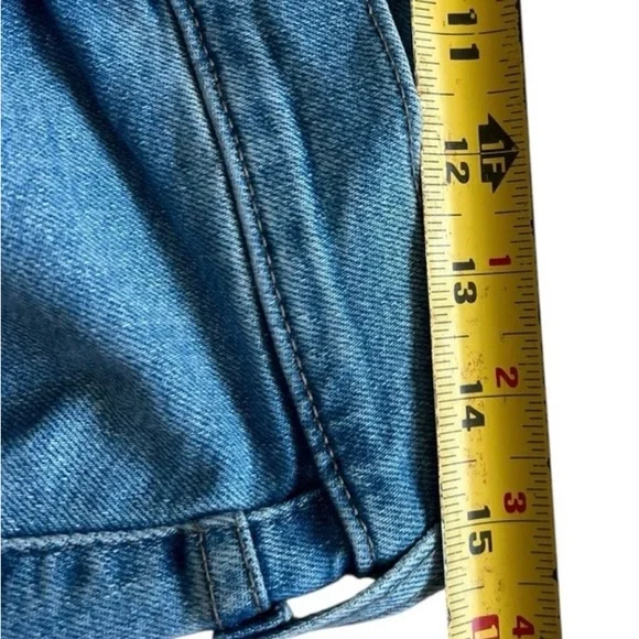 Levi's High Waisted Mom Jeans In A Light Blue Wash Size 30 - Picture 9 of 13